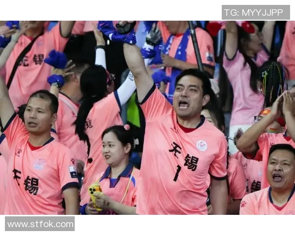 足球明星与爱侣携手共度甜蜜时光展现恩爱生活的真实瞬间 足球明星与爱侣携手共度甜蜜时光展现恩爱生活的真实瞬间