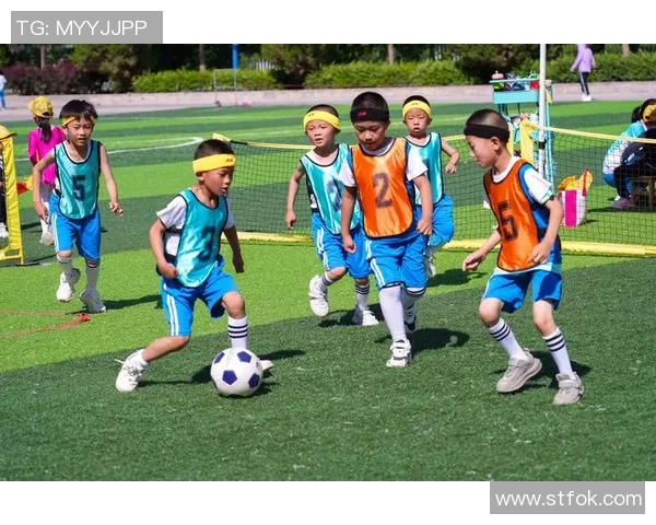 足球明星卡通形象展现精彩瞬间的球场魅力与激情 足球明星卡通形象展现精彩瞬间的球场魅力与激情