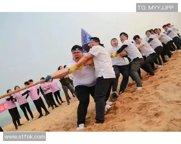 足球明星在沙滩上激情踢球广告展现运动魅力与夏日乐趣