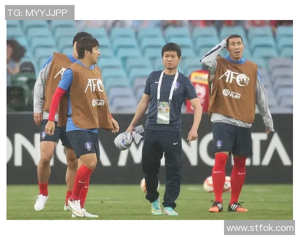 足球明星瞬间定格在镜头之中展现精彩瞬间与激情四溢的赛场魅力 足球明星瞬间定格在镜头之中展现精彩瞬间与激情四溢的赛场魅力